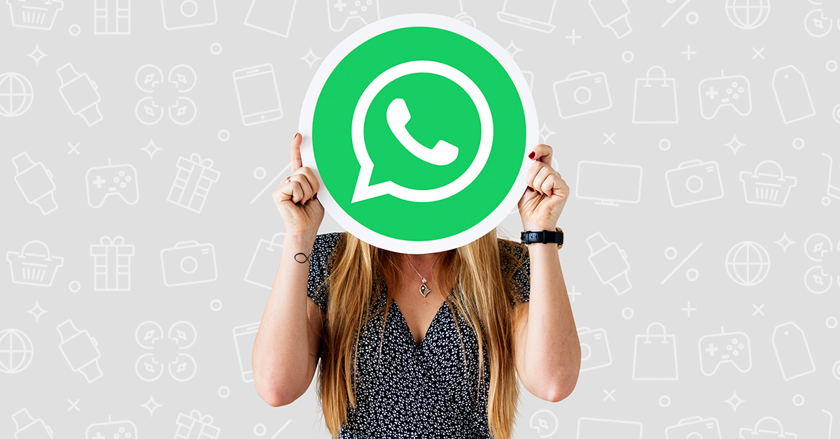 mulher a segurar icone do whatsapp